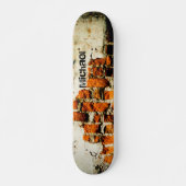 ホワイトオレンカッコいいジ古いレンガの壁のグレフィティあなたの名前 スケートボード (正面)