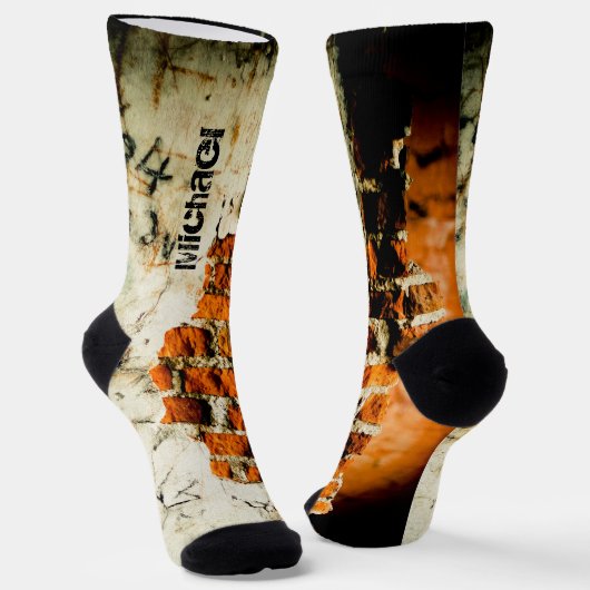 ホワイトオレンカッコいいジ古いレンガの壁のグレフィティあなたの名前 ソックス (傾斜あり)