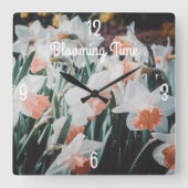ホワイトオレンジダッフルズイン春ガーデン スクエア壁時計 (正面)