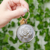 ホワイトオンホワイト – スカルプトバラ キーホルダー (手)