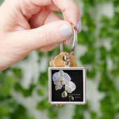 ホワイトオーキッドオンブラック結婚ズ キーホルダー (手)