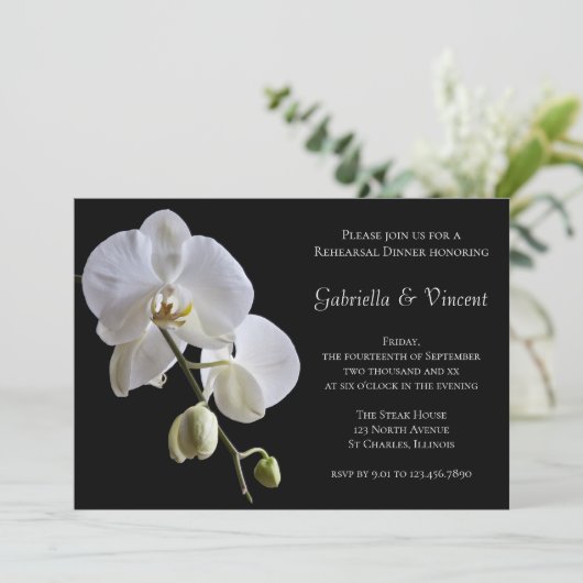 ホワイトオーキッドフラワーブラック結婚のリハーサルディナー 招待状 (スタンド正面)