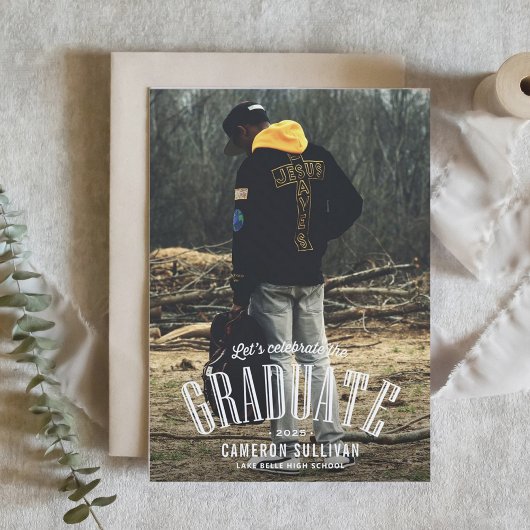 ホワイトオーバーレイタイポグラフィ垂直写真卒業 招待状