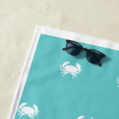 ホワイトカニ航海のとデザインブルーのティール（緑がかった色） ビーチタオル (インサイチュ)