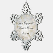 ホワイトカーネーションフラワー婚約 スノーフレークピューターオーナメント (右)