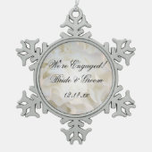 ホワイトカーネーションフラワー婚約 スノーフレークピューターオーナメント (正面)