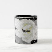 ホワイトガーデニアフラワー白黒水玉模様 ツートーンマグカップ (中央)