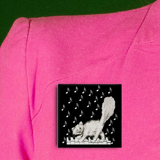 ホワイトキャットオンピアノ鍵 缶バッジ