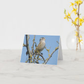 ホワイトクラウン付きスパローのノートカード カード (黄色い花)