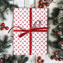 ホワイトクリスマスにミニマリストの赤いホリーベリー