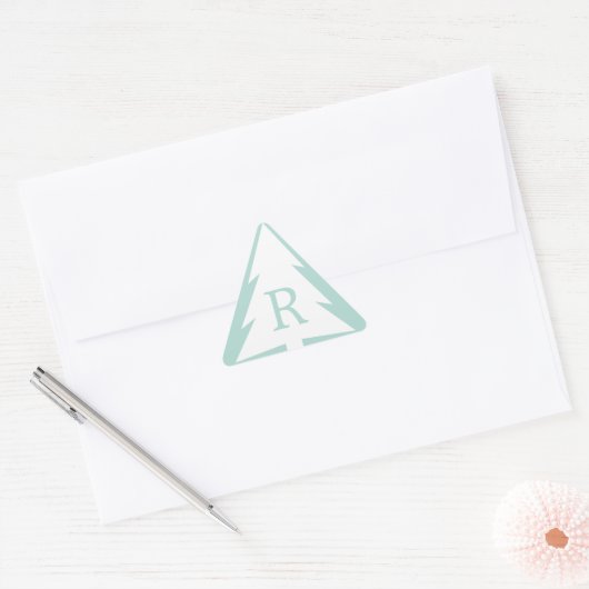 ホワイトクリスマスツリーオンミントグリーンカスタムクリスマスモノグラム 三角形シール (封筒)