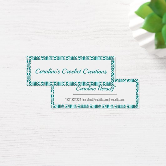 ホワイトクロチェットレース模様の名刺を持つティール（緑がかった色） (デスク)