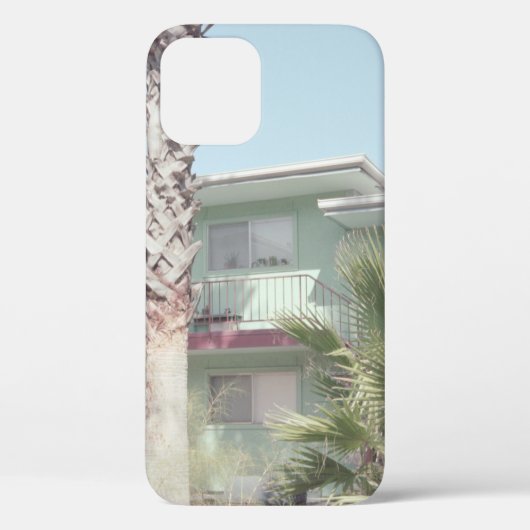 ホワイトコンクリートハウス近くのヤシの木 Case-Mate iPhoneケース (裏面)