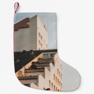 ホワイトコンクリート建物 スモールクリスマスストッキング