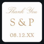ホワイトゴールデンベージュ結婚式の引き出物サンキュー スクエアシール<br><div class="desc">ホワイトゴールデンBeige結婚式の引き出物ありがとうスクエアのステッカー、お願いパーソナライズのカップルのイニシャルと日付でカスタマイズし結婚て、オンラインのパーソナライズテンプレートを使用して注文する前に。ステッカーはスタイリッシュ、クラシックホワイトの背景にベージュ(フェイク金ゴールド/金ゴールドルック)の黄金色の文字を伝統的特徴とする。</div>