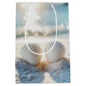 ホワイトサンドに包まれるアニバーサリーホワイトシーシェル ミディアムペーパーバッグ (正面)