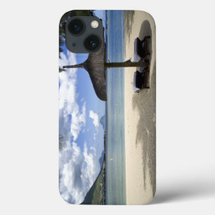 ホワイトサンドビーチと傘 iPhone 13ケース