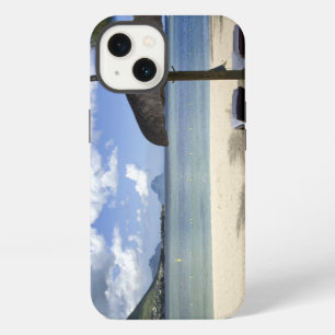 ホワイトサンドビーチと傘 iPhone 13ケース