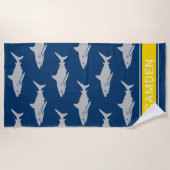 ホワイトシャーク素晴らしネイビーイエロー名前をカスタムする ビーチタオル (正面)