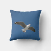 ホワイトシーガル飛んでいる深いブルースカイ感動的 クッション (裏面)