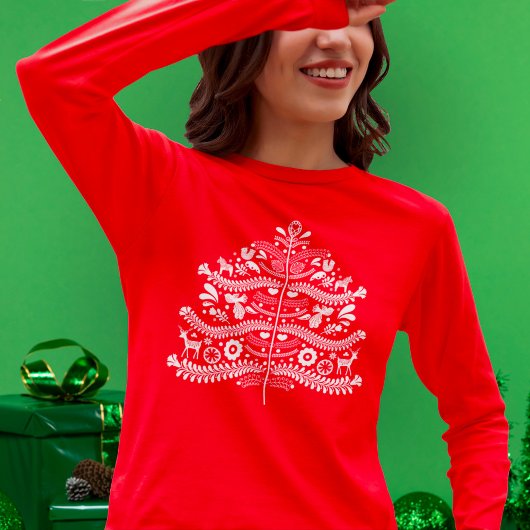 ホワイトスカンジナビアフォークアートノルディッククリスマスツリー Tシャツ