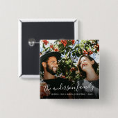 ホワイトスクリプトファミリー名クリスマスホリデー写真 缶バッジ (正面&裏面)