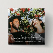 ホワイトスクリプトファミリー名クリスマスホリデー写真 缶バッジ (正面)