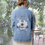 ホワイトスクリプトモダン書結婚の花嫁 デニムジャケット<br><div class="desc">かわいいシンプル白い花嫁のためのミセス・ラストネームjeanジャケットデザイン!可愛い写真を撮結婚ったり、ブライダルシャワーやバチェロレッテで与えお嫁さまに向かう人にピッタリ。結婚式の小道具に素晴らしなるばかりか、いつまでも残る形見だ。シンプル白黒の水結婚色フローラ花嫁デニムジャケットあなたの名前と日付を変更結婚!</div>