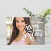 ホワイトスクリプト スイートシックスティーン フォト バースデー インビテーション (スタンド正面)