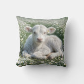 ホワイトスコティッシュハイランドカーフインデイジー草原 クッション (正面)