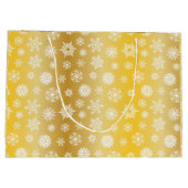 ホワイトスノーフレークを使用したクリスマスの変化金ゴールド ラージペーパーバッグ (裏面)