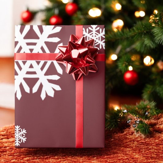 ホワイトスノーフレークオンレッドホリデーギフト ラッピングペーパー
