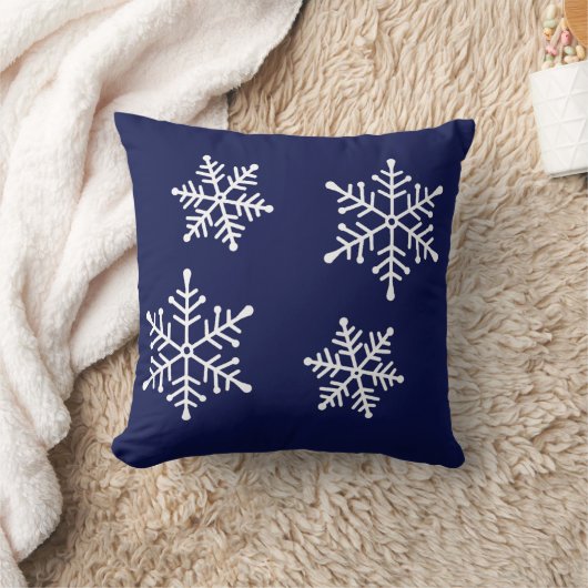 ホワイトスノーフレークスオンネイビーブルー装飾用クッション クッション (ブランケット)