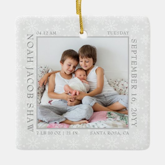 ホワイトスノーフレーク写真フレームとベビー誕生の統計 セラミックオーナメント (正面)