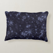 ホワイトスノーフレーク真夜中の青の背景枕 アクセントクッション (裏面)