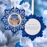 ホワイトスノーフレークon Sparkly Blueフェイクグリッター写真 オーナメントカード<br><div class="desc">丸いレースのよう写真テンプレートと白の魔法の白い雪の結晶縁どと微妙な青いグリッター背景にカスタマイズ可能な文字フェイクを持つ。背景にラウンド要素と編集可能空白の文字フィールドを一致させる機能。</div>