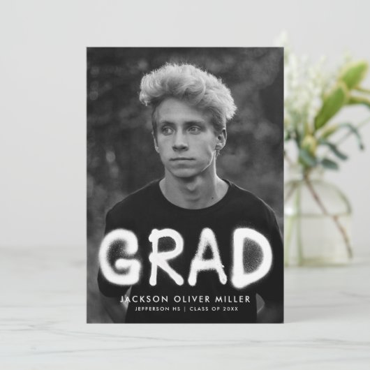 ホワイトスプレー絵を描タイポグラフィ写真卒業 案内状 (スタンド正面)