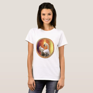 ホワイトスワン(金ゴールドとオレンジの背景) Tシャツ