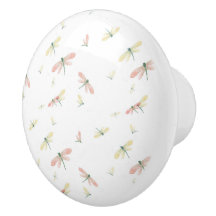 ホワイトセラミックノブ上のピンクと黄色のトンボ