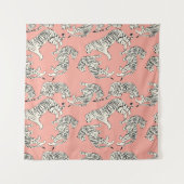 ホワイトタイガース：ピンクのエキゾチックなパターン タペストリー (正面(横))