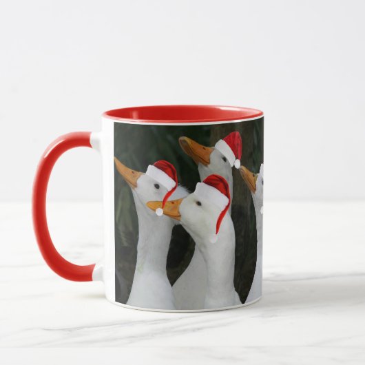 ホワイトダックス赤いサンタハッツホリデーを着て マグカップ (左)