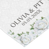 ホワイトダマスクとバラ – 日付を保存 ショートテーブルランナー (コーナー)