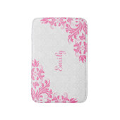 ホワイトダマスクとピンクの渦巻き旋回 バスマット (正面縦)