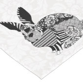 ホワイトダマスク白黒ウサギ ショートテーブルランナー (コーナー)