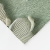 ホワイトダマスク花柄ソフトグリーン背景 フリースブランケット (角)