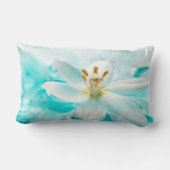ホワイトチューリップフラワーブルーウォーターポンドアクアターコイズ ランバークッション (裏面)