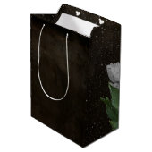 ホワイトチューリップ誕生日と雨滴 ミディアムペーパーバッグ (裏面アングル)