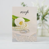 ホワイトチューリップ、真珠とリングや輪ウェディングRSVP 出欠カード (スタンド正面)