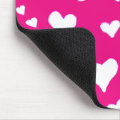 ホワイトチョークハートオン明るい赤紫色ピンク マウスパッド (コーナー)