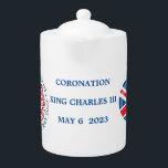 ホワイトティーポットキングチャールズIII戴冠式<br><div class="desc">チャールズ祝3世の戴冠式この白いティーポットは、戴冠式のエンブレムとハート型のイギリス国旗を持っている。この歴史的王室のな大事な行事を記念するファンや記念品として理想的。</div>